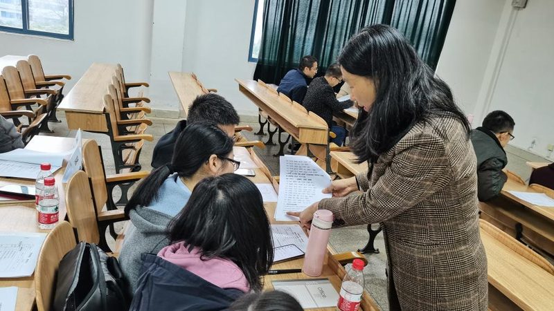 瑜伽教练培训课程通常包括以下几个方面：